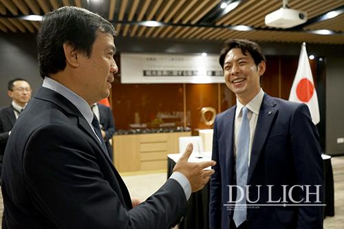 Tổng cục trưởng TCDL Nguyễn Trùng Khánh trao đổi với Thống đốc tỉnh Hokkaido Sazuki Naomichi trước Lễ ký kết Biên bản ghi nhớ về hợp tác xúc tiến du lịch